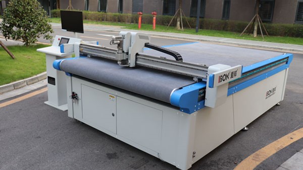 皮套自動上料裁剪設(shè)備