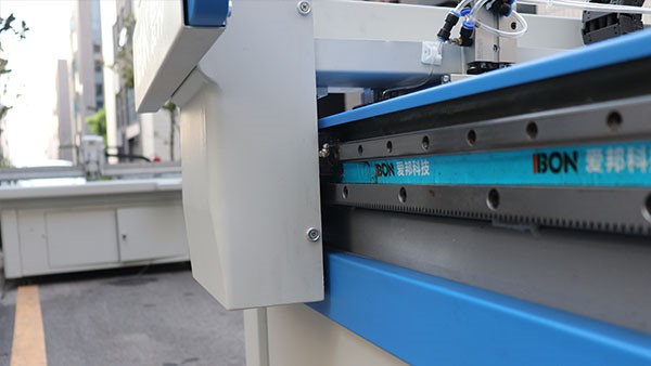 振動刀裁床的用途有哪些，適合裁剪哪些行業(yè)材料