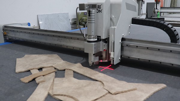 服裝裁剪機(jī)，讓服裝加工變得簡(jiǎn)單！