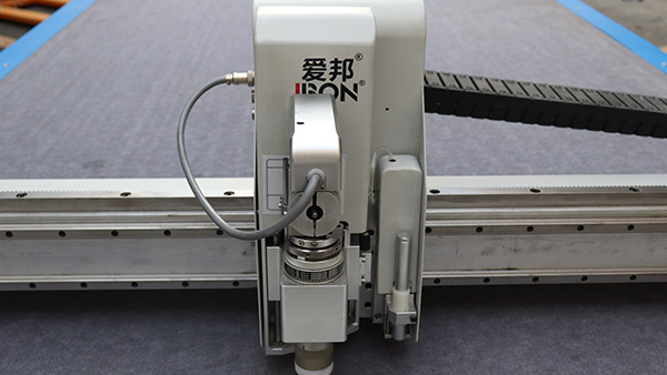 顆粒絨自動(dòng)裁剪機(jī)