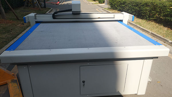 自動(dòng)服裝裁剪設(shè)備