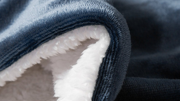 毛毯怎么裁剪不傷料，全自動(dòng)毛毯裁剪機(jī)