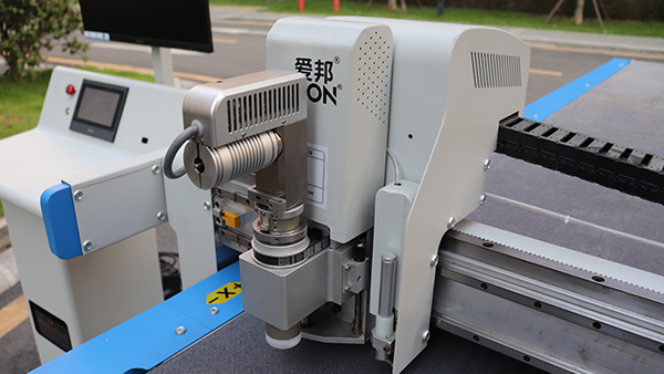 真皮沙發(fā)自動(dòng)切割機(jī)